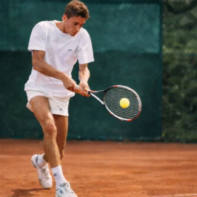 Ramon Tissler bei der Rückhand auf dem Tennisplatz